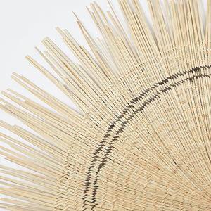 Detailaufnahme Sonnenzirkel: Wandobjekt, sorgfältig handgeflochten von Korbflechterinnen in Malawi - By Native.