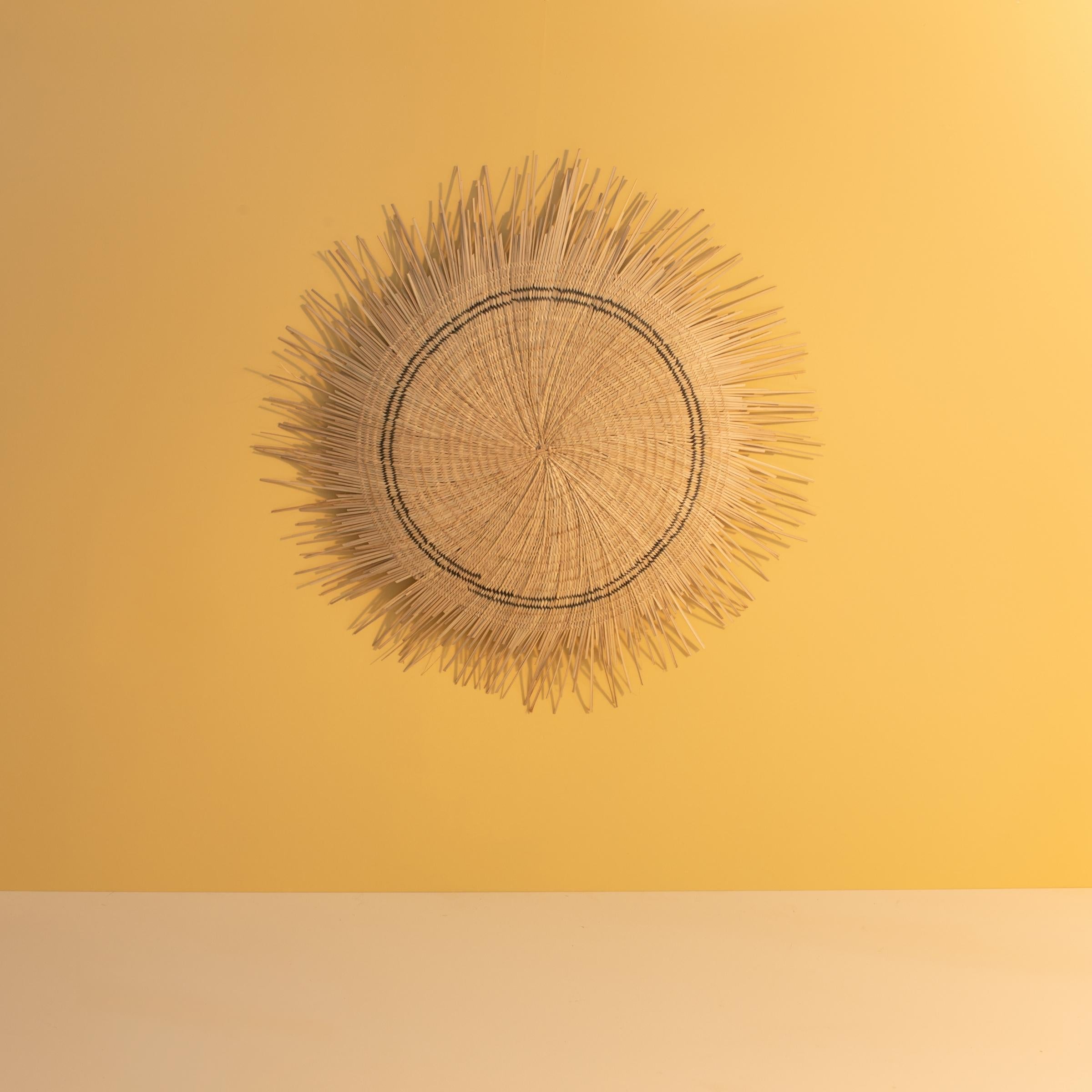 Sol Circle: Atemberaubende Wandobjekte, sorgfältig handgeflochten von Korbflechterinnen in Malawi. Verwende sie einzeln oder als Set. Durchmesser: 90 und 120cm