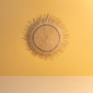 Sol Circle: Atemberaubende Wandobjekte, sorgfältig handgeflochten von Korbflechterinnen in Malawi. Verwende sie einzeln oder als Set. Durchmesser: 90 und 120cm