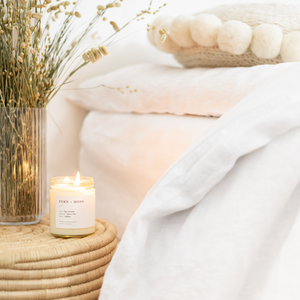 Detailansicht weisse Leinen-Bettwäsche im Schlafzimmer.