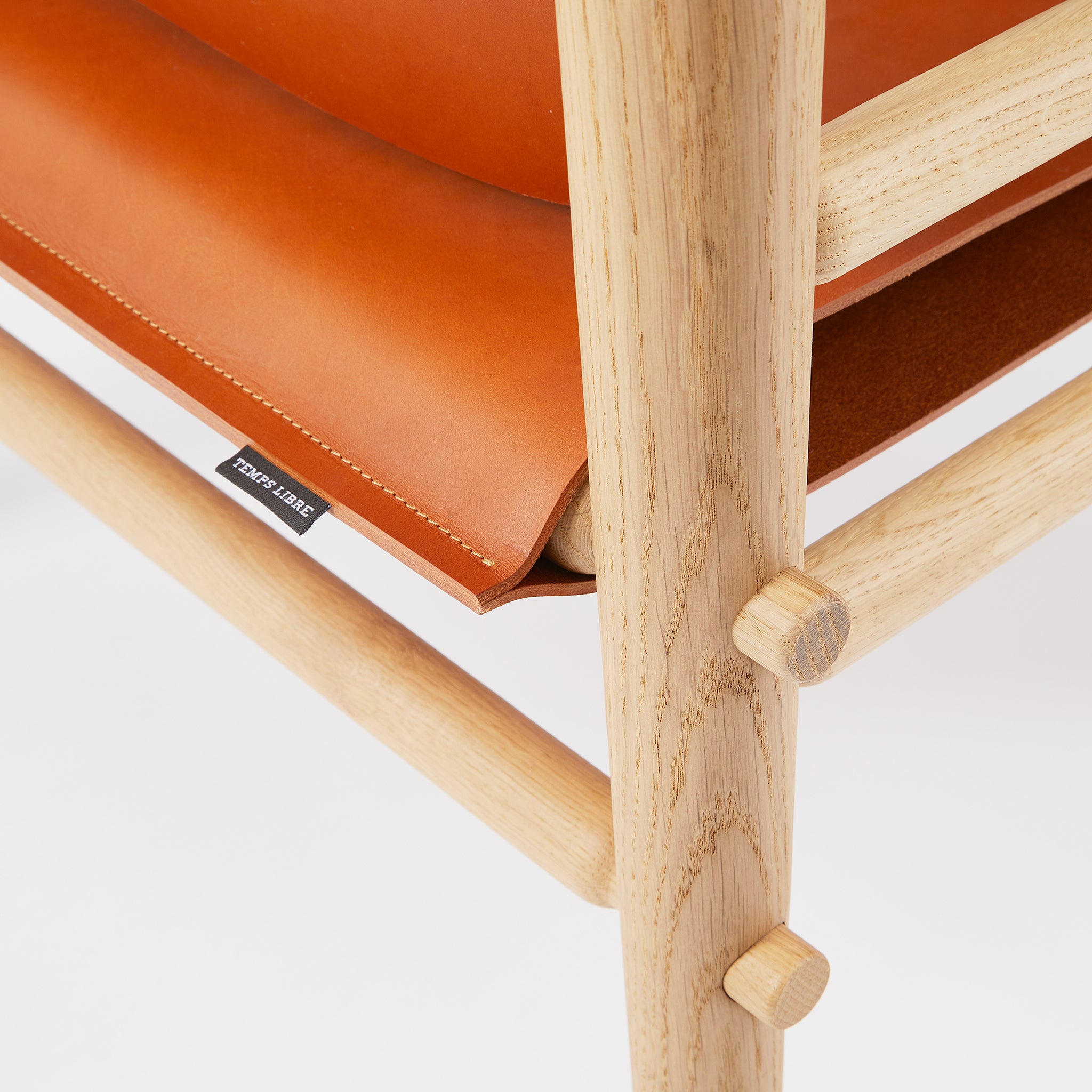 Detailansicht Safari Chair: Stuhlbeine aus massivem Eichenholz - By Native