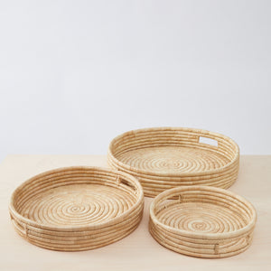 Tablett Set "Umi". Stilvoll servieren: Das minimalistische und sehr stabile Tablett "Umi" wird sorgfältig aus Palmenblättern geflochten. Ein lässiger Allrounder für dein Zuhause.    