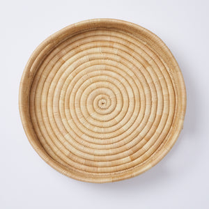 Tablett Umi in Medium.  Das minimalistische Tablett wird sorgfältig aus Palmfaser von Hand geflochten.