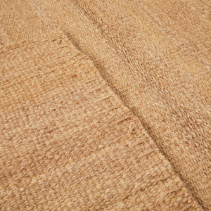 Handgewebter Teppich Chaco Detailaufnahme. Stilvoll rustikal, vibrierend & intensiv. Dieser Teppich aus reiner Schafwolle wird von erfahrenen Webern in Argentinien von Hand gewebt und ein einzigartiges Designerstueck, das Weichheit und Waerme mit der positiven Energie der Nachhaltigkeit verbindet. Farben: Beige/Honig/Tabak Groeßen: 160 x 200 cm,  200 x 300 cm  - Jetzt bei BY NATIVE im Online Shop entdecken. 