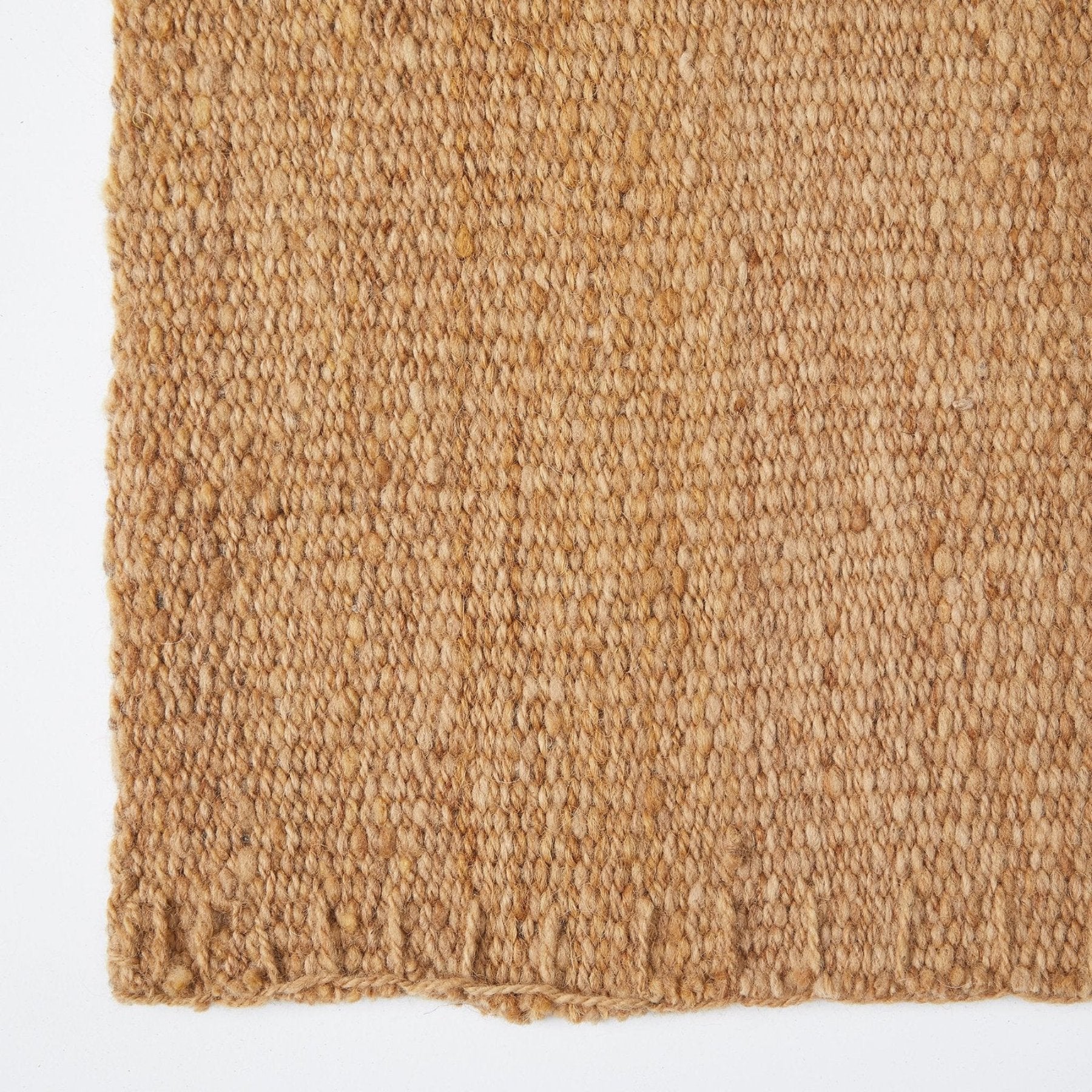 Handgewebter Teppich Chaco Detailfoto Stilvoll rustikal, vibrierend & intensiv. Dieser Teppich aus reiner Schafwolle wird von erfahrenen Webern in Argentinien von Hand gewebt und ein einzigartiges Designerstueck, das Weichheit und Waerme mit der positiven Energie der Nachhaltigkeit verbindet. Farben: Beige/Honig/Tabak Groeßen: 160 x 200 cm,  200 x 300 cm  - Jetzt bei BY NATIVE im Online Shop entdecken. 