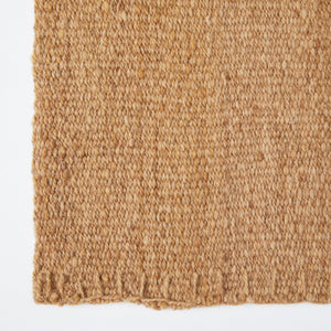 Handgewebter Teppich Chaco Detailfoto Stilvoll rustikal, vibrierend & intensiv. Dieser Teppich aus reiner Schafwolle wird von erfahrenen Webern in Argentinien von Hand gewebt und ein einzigartiges Designerstueck, das Weichheit und Waerme mit der positiven Energie der Nachhaltigkeit verbindet. Farben: Beige/Honig/Tabak Groeßen: 160 x 200 cm,  200 x 300 cm  - Jetzt bei BY NATIVE im Online Shop entdecken. 