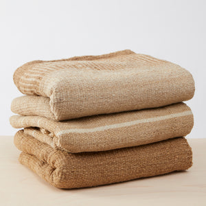 Handgewebte Teppiche aus Argentinien werden aus reiner Schafwolle von erfahrenen Weberinnen von Hand gewebt.