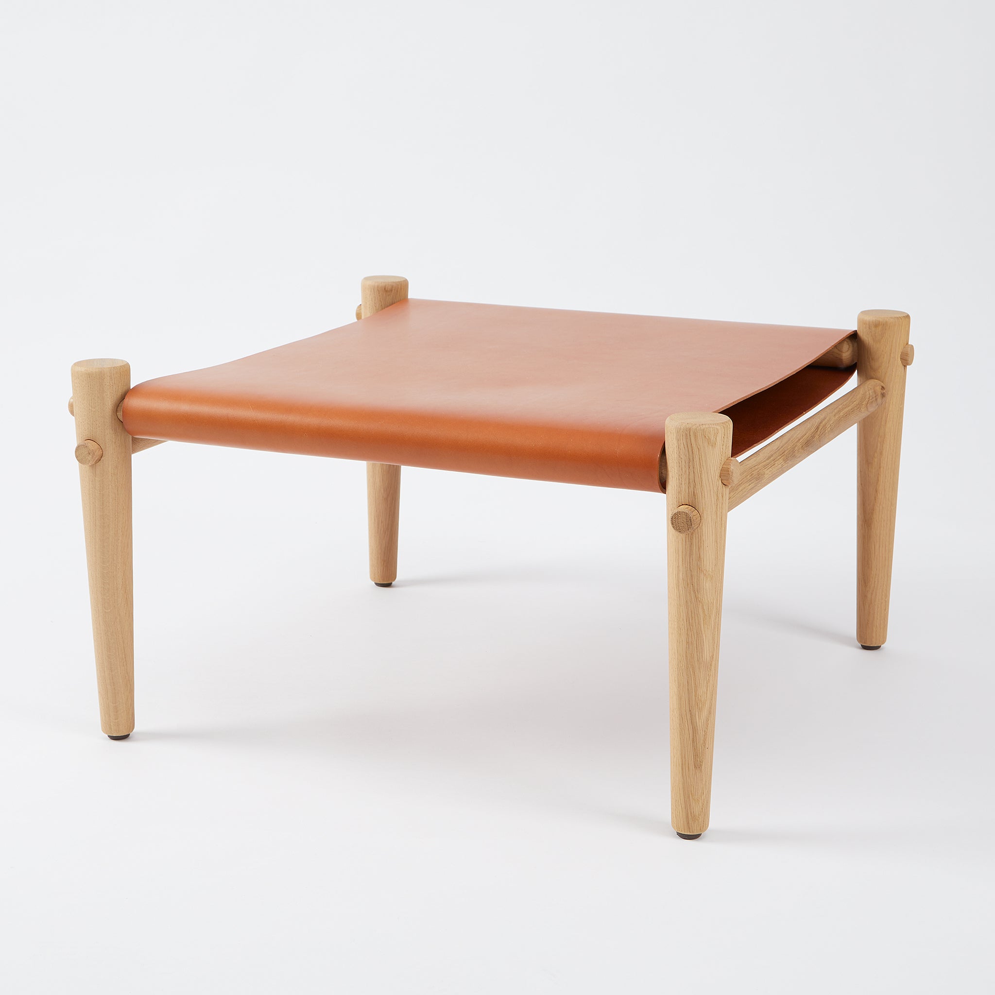 Passend zu unserem Safari Sessel, oder auch als eigenständiger Hocker und Beistelltisch. Liebevoll handgefertigt aus massivem Eichenholz und luxuriösem Leder. 