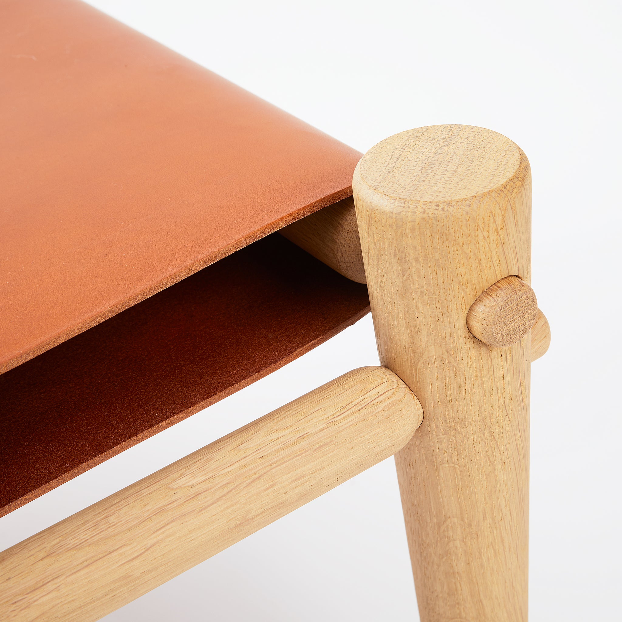 Detailaufnahme. Passend zu unserem Safari Sessel, oder auch als eigenständiger Hocker und Beistelltisch. Liebevoll handgefertigt aus massivem Eichenholz und luxuriösem Leder.