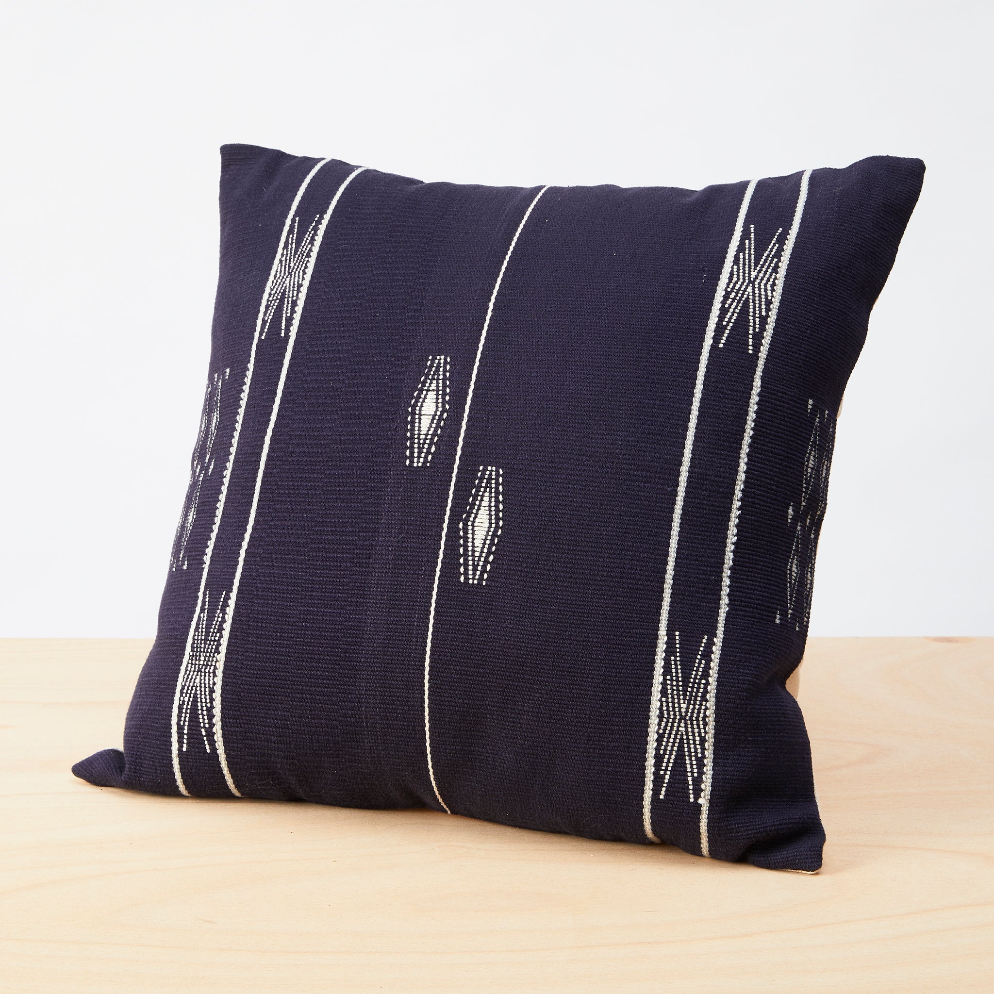 Hand woven cushion Noksen - By Native