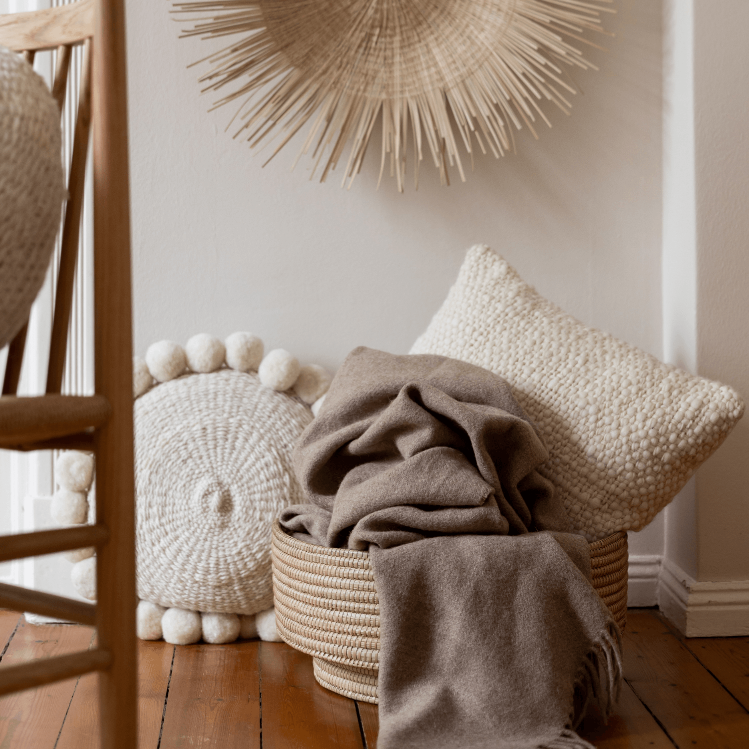 Rundes Pompom Kissen aus Schurwolle, handgewebt – By Native