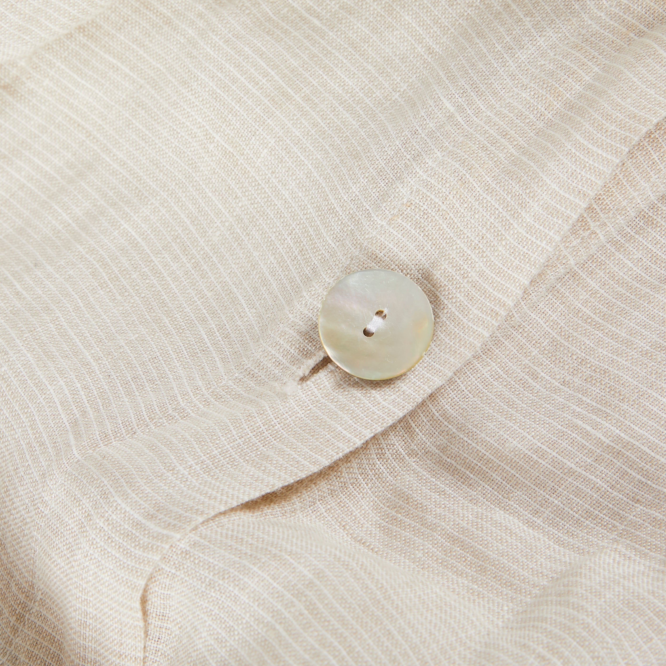 Stonewashed linen bed linen, detail with mother-of-pearl button - By Native