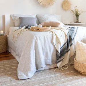 Natürliches Schlafzimmer mit Leinen Bettwäsche - By Native