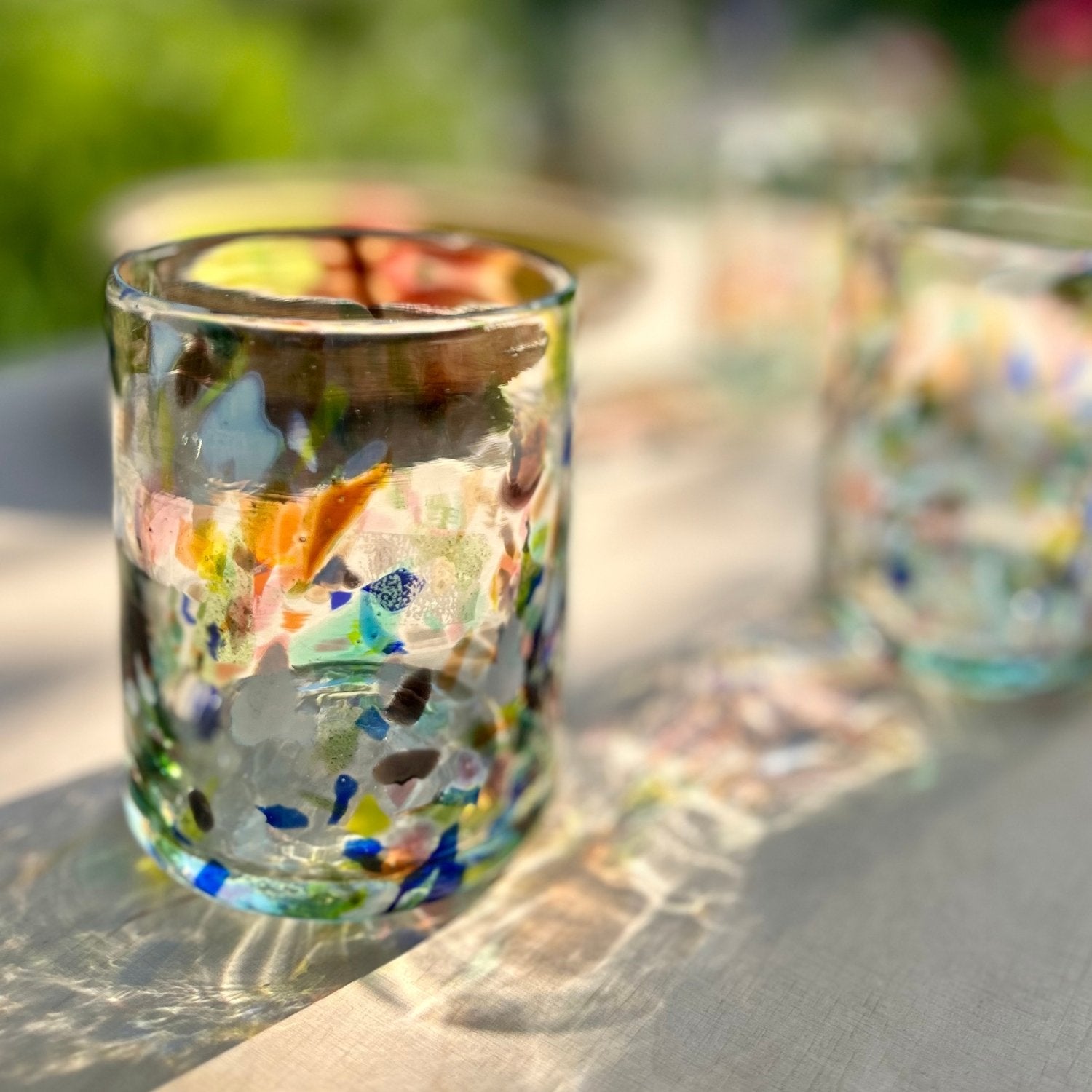Bunte Gläser Terrazzo mundgeblasen auf Mallorca – By Native